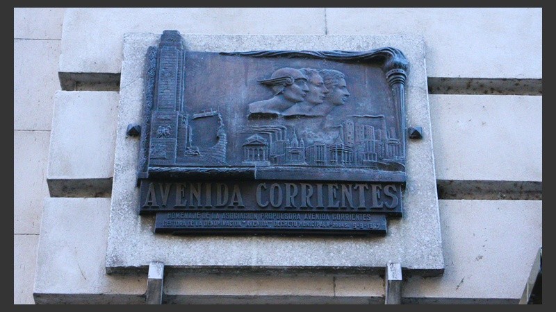 Una placa de 1967 a la vista en Corrientes y Córdoba. (Rosario3.com)