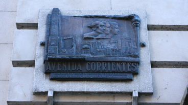 Una placa de 1967 a la vista en Corrientes y Córdoba. (Rosario3.com)