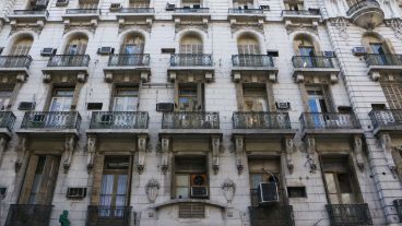 La fachada de los edificios cercanos a la intersección con Córdoba se distinguen por fachadas con muchos balcones. (Rosario3.com)