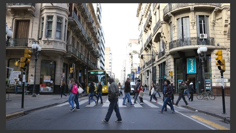 La avenida Corrientes, concurrida por miles de personas por día, ofrece un sinfín de curiosidades para disfrutar. (Rosario3.com)