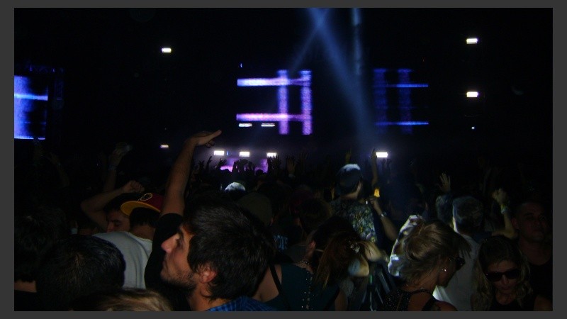 El juego de luces y una muchedumbre que bailó, bailó y bailó.