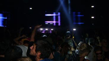 El juego de luces y una muchedumbre que bailó, bailó y bailó.