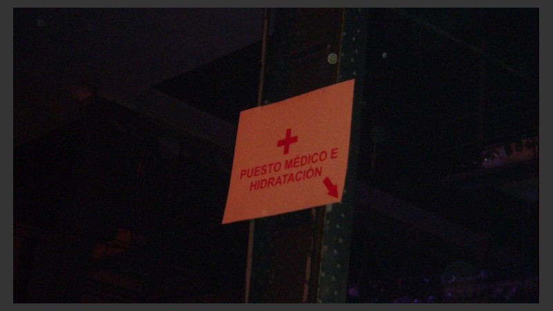 Rosario3.com fue testigo de cómo tres paramédicos asistían a un chico descompuesto. 