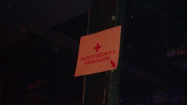 Rosario3.com fue testigo de cómo tres paramédicos asistían a un chico descompuesto.