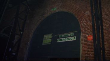 Por calle Central Argentino, dos salidas de emergencia.