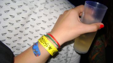 Detalle. La pulserita del vip de la fiesta rosarina y una bandita de Superman.
