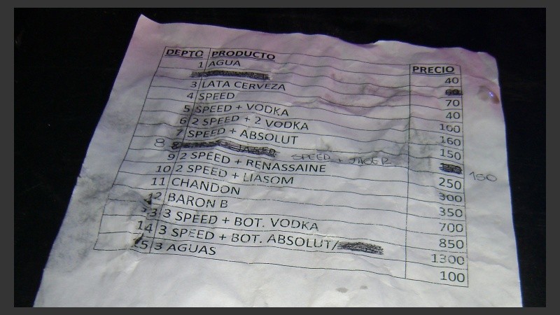 La lista de precios de la barra. La botellita de agua, 20 pesos más barata que la lata de cerveza. 