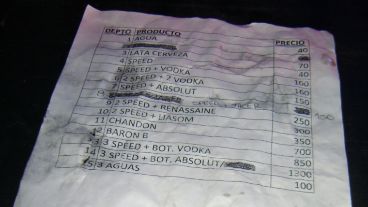 La lista de precios de la barra. La botellita de agua, 20 pesos más barata que la lata de cerveza.