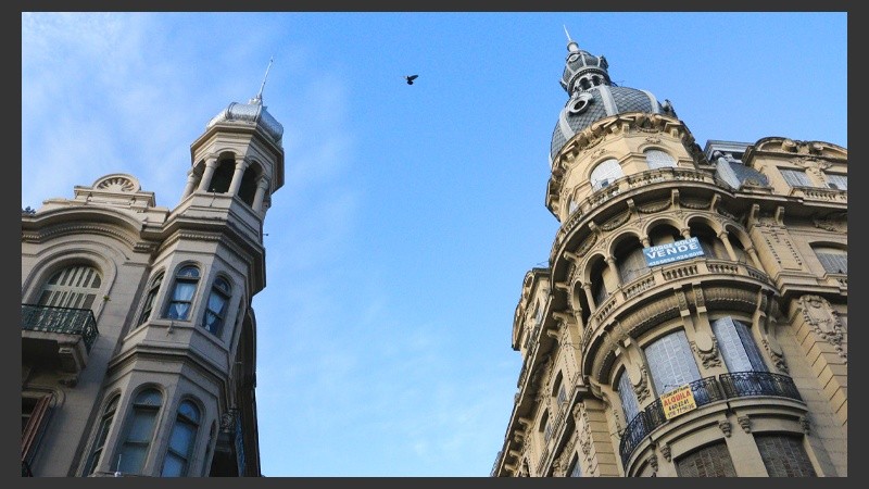 En calle Corrientes, mirar para arriba es encontrarse con belleza arquitectónica a lo largo de toda su extensión por el centro rosarino. (Rosario3.com)