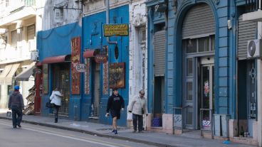 Con su fisonomía de antiguas casonas, en calle Corrientes se mezclan comercios con viviendas. (Rosario3.com)