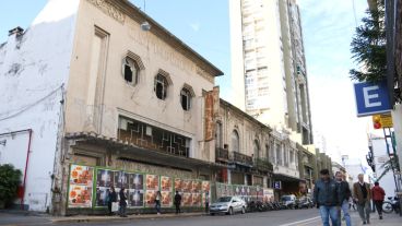 El ex cine Imperial se encuentra abandonado. Abrió sus puertas en 1910 y cerró en 1987. (Rosario3.com)