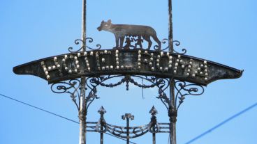 En el ex Hotel Roma de Corrientes y Santa Fe, la imagen del antiguo cartel donde una loba alimenta a personas aún perdura en lo alto del edificio. (Rosario3.com)