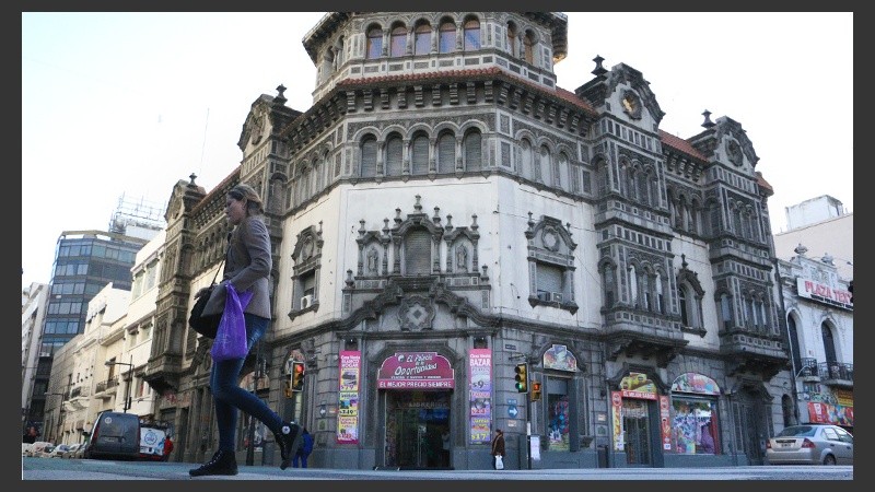 En 1925 se levantó la emblemática residencia que perteneció al Dr. Fracassi. Sus detalles lo convierten en un ícono arquitectónico de la ciudad.  (Rosario3.com)