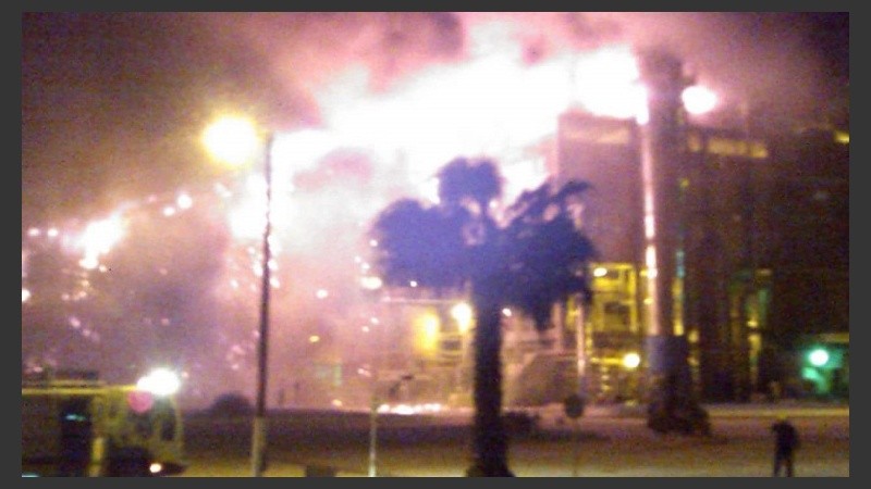 Las llamas tomaron parte del la fábrica.