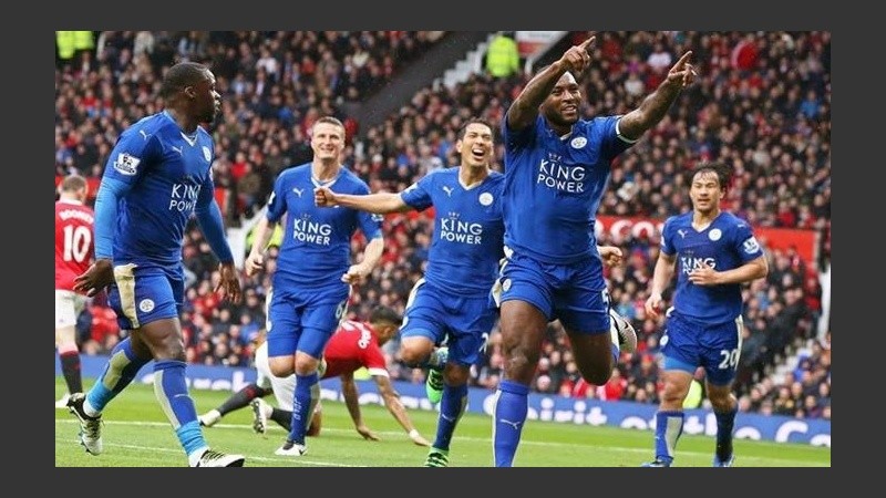 Wes Morgan convirtió de cabeza para el Leicester.