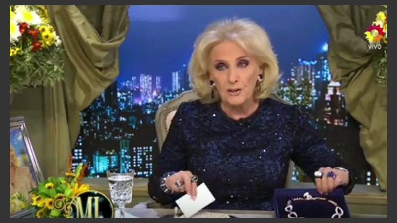 Mirtha muestra el collar. 