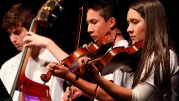 La Escuela Orquesta posee 16 talleres gratuitos y 220 destinatarios directos de 3 a 16 años de edad, que estudian en contraturno escolar.