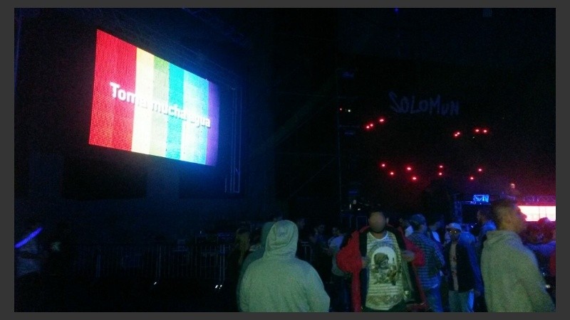 Pantallas gigantes en el salón recordaban tomar agua. 