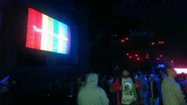 Pantallas gigantes en el salón recordaban tomar agua.