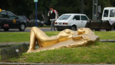 Las esculturas del Parque Independencia fueron pintadas de dorado. (Rosario3.com)