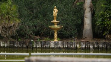 Las esculturas del Parque Independencia fueron pintadas de dorado. (Rosario3.com)