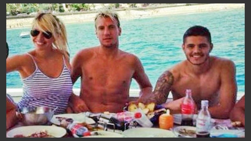 Icardi junto a López y su por entonces esposa, Wanda Nara. 