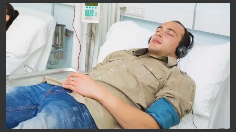 Escuchar música antes de la cirugía disminuye la presión arterial, el dolor, la ansiedad y el ritmo cardíaco.