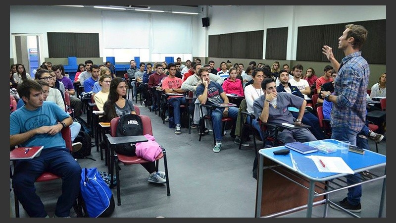 Se abre la convocatoria para profesores regulares y auxiliares en diferentes áreas.