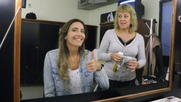 Rocío Baró sonríe  ante la cámara mientras se prepara en la sala de maquillajes. (Rosario3.com)