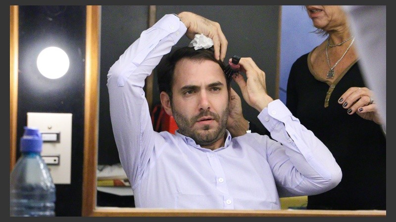 Mirada al espejo. Fonti se prepara para salir al aire. (Rosario3.com)