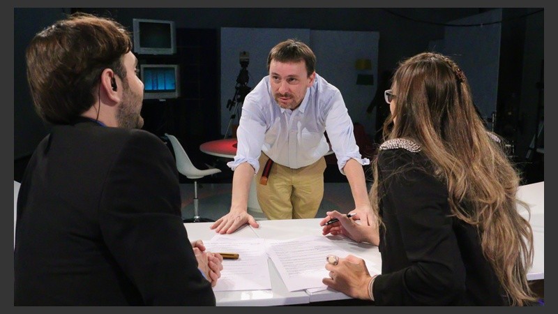 Preparativos minutos antes de salir al aire. (Rosario3.com)