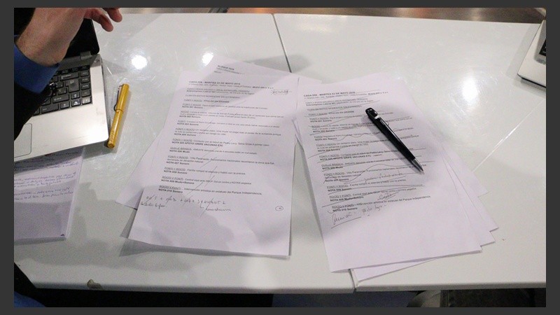 Los guiones que tienen en la mesa los conductores de Cada Día. (Rosario3.com)