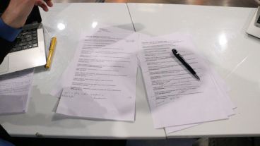 Los guiones que tienen en la mesa los conductores de Cada Día. (Rosario3.com)