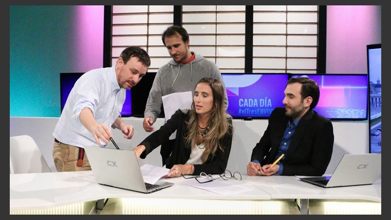 Durante el corte se repasa información y se ajustan detalles. (Rosario3.com)