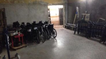 Sillas de ruedas en un depósito del Pami Rosario.