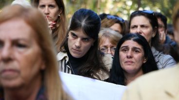 Militantes y familiares escucharon la lectura de la sentencia frente a los Tribunales Federales de Rosario este miércoles al mediodía. (Alan Monzón/Rosario3.com)