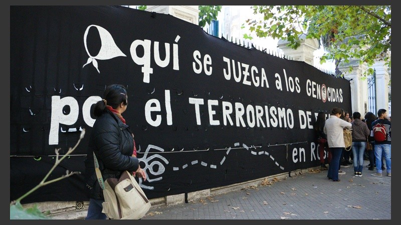 Una bandera gigante colgada en el ingreso a los Tribunales Federales. (Alan Monzón/Rosario3.com)