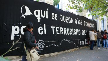 Una bandera gigante colgada en el ingreso a los Tribunales Federales. (Alan Monzón/Rosario3.com)