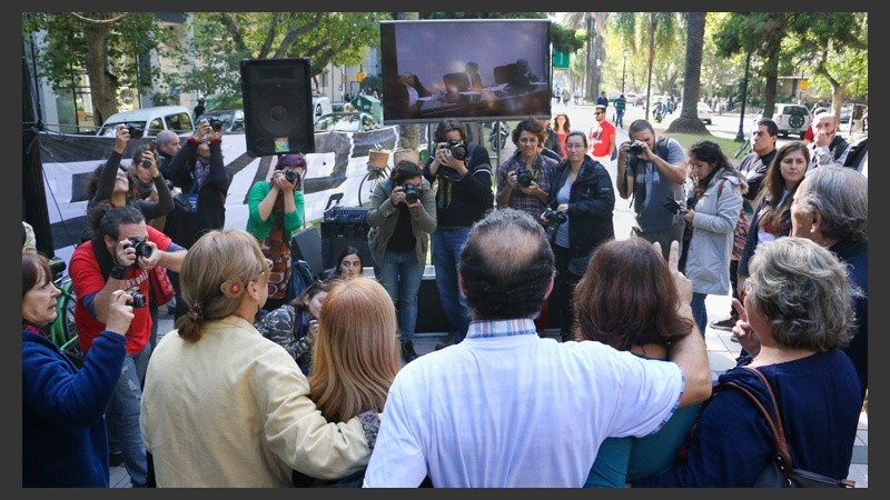 Un televisor y algunos parlantes para ver y escuchar la sentencia. (Alan Monzón/Rosario3.com)