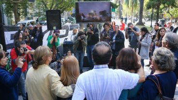 Un televisor y algunos parlantes para ver y escuchar la sentencia. (Alan Monzón/Rosario3.com)