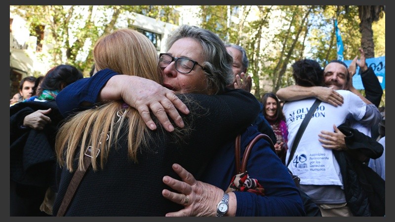 Abrazos tras conocerse los distintos fallos de los acusados. (Alan Monzón/Rosario3.com)