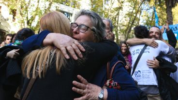 Abrazos tras conocerse los distintos fallos de los acusados. (Alan Monzón/Rosario3.com)