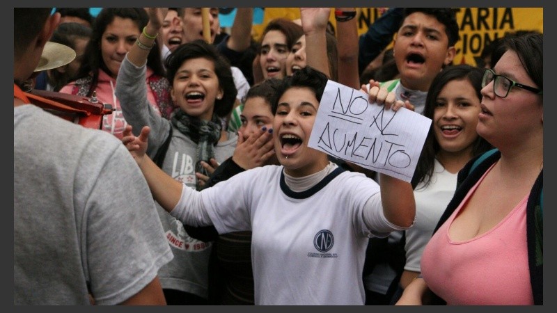 Las banderas de los centros de estudiantes secundarios se confundían con las de los gremios de taxistas.