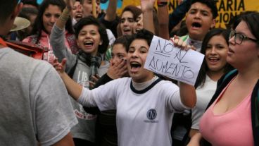 Las banderas de los centros de estudiantes secundarios se confundían con las de los gremios de taxistas.