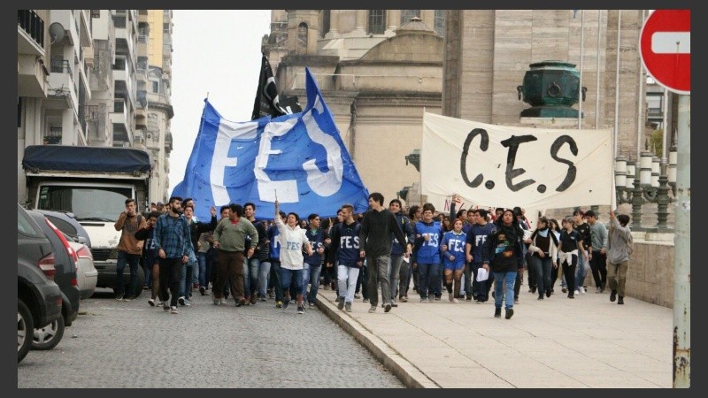 Las banderas de los centros de estudiantes secundarios se confundían con las de los gremios de taxistas.