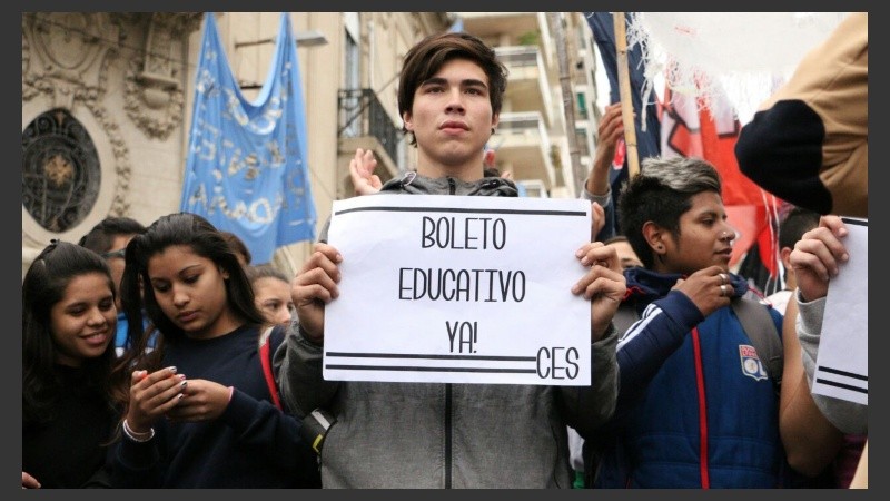 Las banderas de los centros de estudiantes secundarios se confundían con las de los gremios de taxistas.