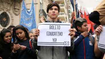 Las banderas de los centros de estudiantes secundarios se confundían con las de los gremios de taxistas.