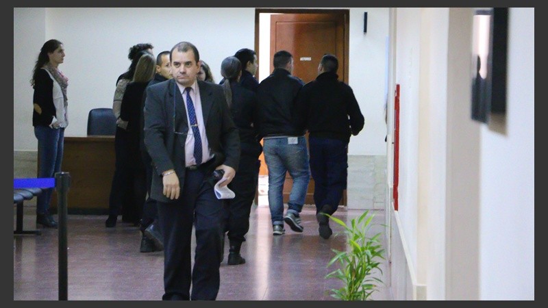 Néstor Anchával escoltado por policías. No estuvo permitido el ingreso de las cámaras para registrar la lectura del fallo.