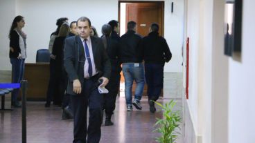 Néstor Anchával escoltado por policías. No estuvo permitido el ingreso de las cámaras para registrar la lectura del fallo.