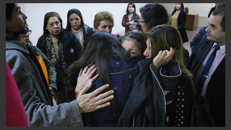 Abrazos para Jésica. Integrantes de organizaciones sociales la acompañaron a Tribunales.